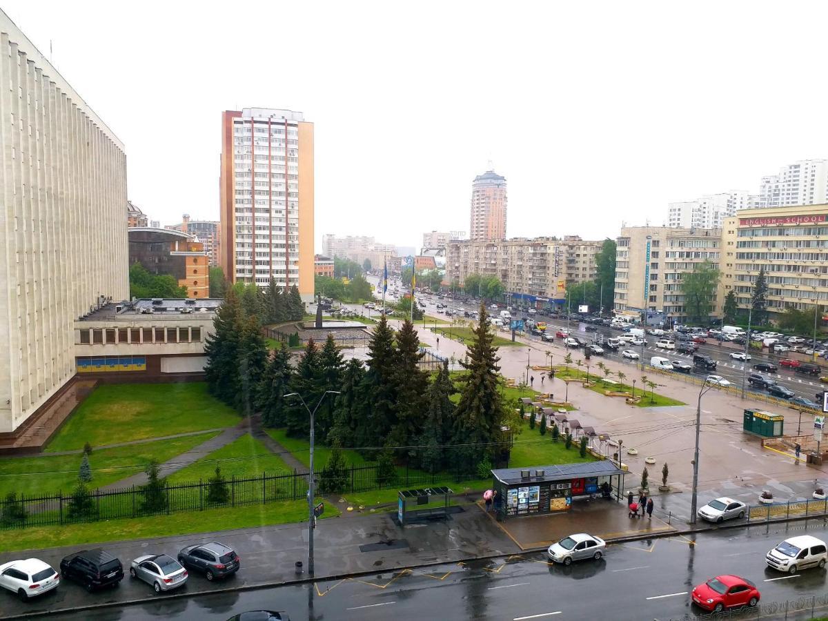 Отдельная комната с балконом в апартаментах, возле м Печерская Киев Экстерьер фото